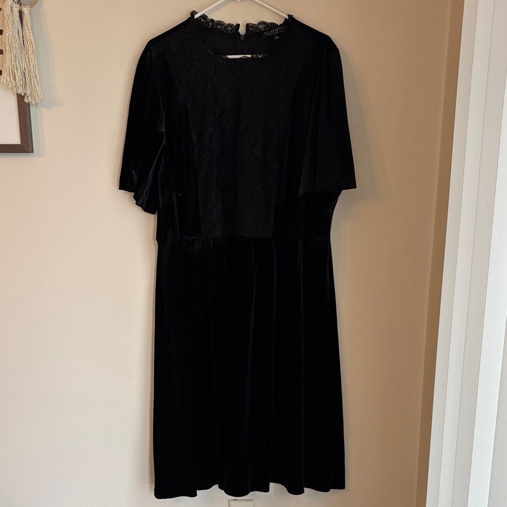 Eloquii Black velvet short sleeve midi Lace Detail whimsigoth Dress size 26 EUC - Picture 3 of 12